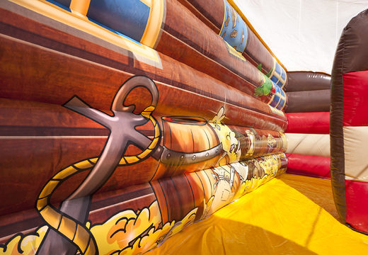 Ordene una diapositiva con el tema El mundo de los piratas con obstáculos en 3D para niños. Compre toboganes inflables ahora en línea en JB Hinchables España