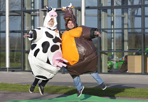 Compre trajes de sumo inflables en el tema Cow & Bull para jóvenes y mayores. Ordene inflables en línea en JB Hinchables España