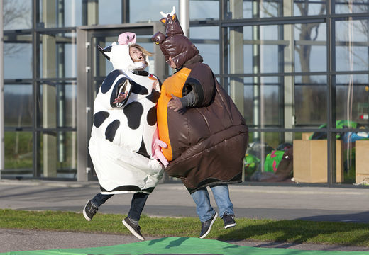 Ordene trajes de sumo inflables en el tema Cow & Bull para jóvenes y adultos. Comprar trajes de sumo hinchables online en JB Hinchables España