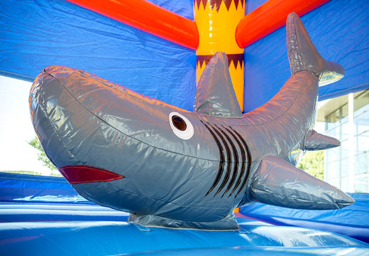 Ordene el castillo hinchable de interior maxifun en tema de súper tiburón para niños. Compre castillos hinchables ahora en línea en JB Hinchables España