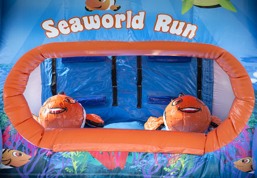 Ordene una pista americana en el tema Seaworld para niños. Compre pistas americanas inflables en línea ahora en JB Hinchables España