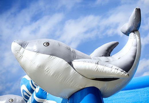 Ordene el castillo hinchable de interior multifun azul con tobogán en el tema de los delfines con objeto 3D para niños. Compre castillos hinchables en línea en JB Hinchables España