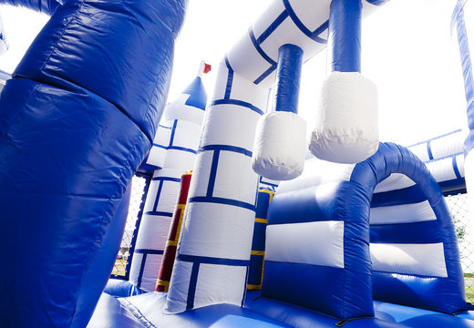 Castillo hinchable multijugador azul y blanco con tobogán y divertidos objetos en la superficie de salto para niños. Ordene castillos hinchables en línea en JB Hinchables España