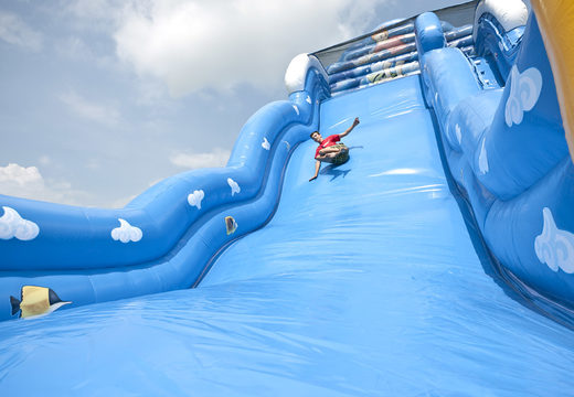 Ordene un tobogán inflable en el tema Wave con una superficie deslizante ondulada y divertidos estampados del mundo submarino para niños. Compre toboganes inflables ahora en línea en JB Hinchables España