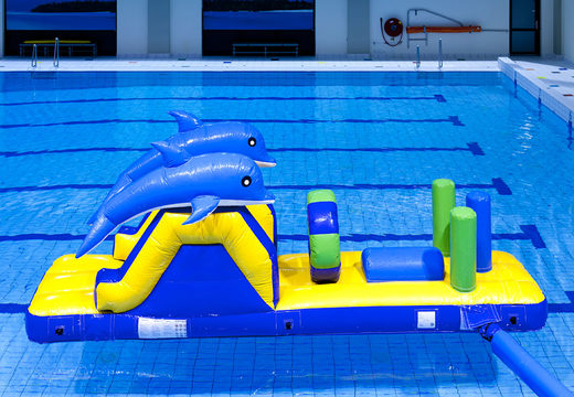 Carrera de delfines con grandes obstáculos y objetos divertidos para pequeños y mayores. Compra atracciones acuáticas hinchables online ahora en JB Hinchables España