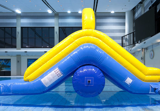 Ordene un tobogán de agua inflable hermético de 6,5 metros de largo y 3,5 metros de alto para jóvenes y mayores. Compra juegos de piscina hinchables ahora online en JB Hinchables España