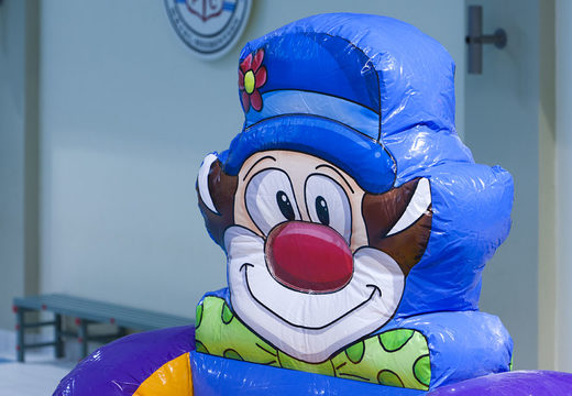 Ordene un barco inflable con un tema de circo para jóvenes y mayores. Compra atracciones acuáticas hinchables online ahora en JB Hinchables España