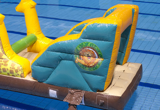 Ordene un barco inflable con un tema de jungla para jóvenes y mayores. Compra atracciones acuáticas hinchables online ahora en JB Hinchables España