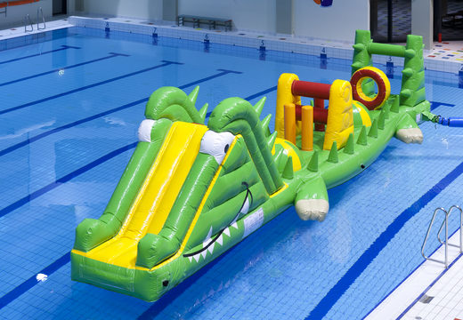 Ordene un cocodrilo inflable de 12 metros de largo para correr en la piscina con objetos de obstáculos desafiantes para jóvenes y mayores. Comprar carreras de obstáculos hinchables online ahora en JB Hinchables España