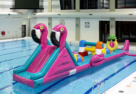 Compre una carrera de obstáculos inflable de piscina Flamingo Run de 12 metros de largo para jóvenes y mayores. Ordene atracciones acuáticas inflables ahora en línea en JB Hinchables España
