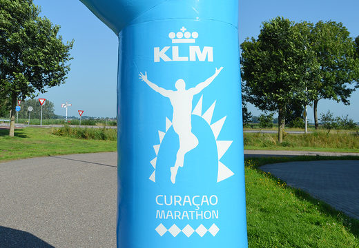 Ordene un arco de meta de inicio y finalización de KLM personalizado para eventos en JB Hinchables España. Arcos de meta publicitarios inflables hechos a medida en venta online
