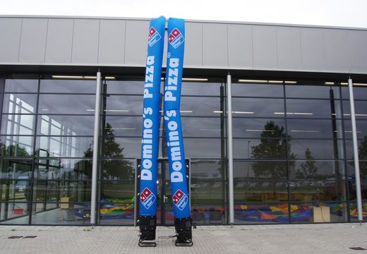 Ordene skytube inflable Domino's Pizza hecho a medida en JB Promotions; especialista en artículos publicitarios inflables como tubos inflables