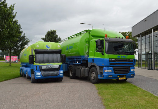 Ordene el atractivo camión De Heus inflable azul verde grande. Compre sus 3d hinchables en línea en JB Hinchables España