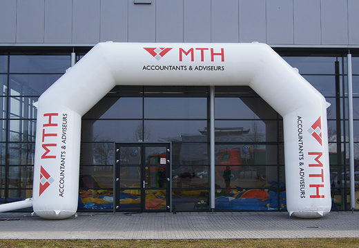 Arco de meta de inicio y final MTH inflable personalizado para eventos deportivos para comprar en JB Hinchables España. Arcos de meta publicitarios de todas las formas y tamaños