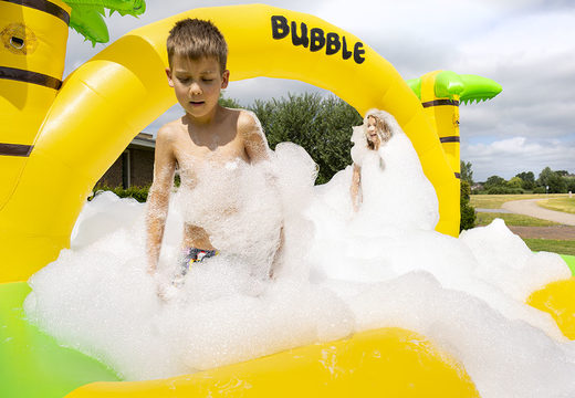 Compre el castillo hinchable abierto JB Bubbles con grifo de espuma en el tema de la jungla para niños. Ordene castillos hinchables en JB Hinchables España