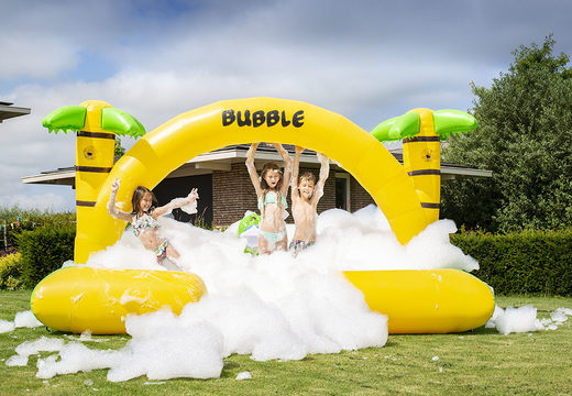 Encargue el castillo inflable abierto JB Bubbles con espuma en el tema Jungle para niños. Compre castillos inflables en línea en JB Hinchables España