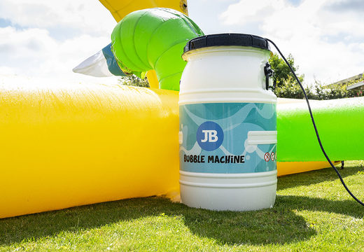 Abra Bubble Park Jungle con un grifo de espuma para que lo usen los niños. Ordene castillos hinchables en JB Hinchables España