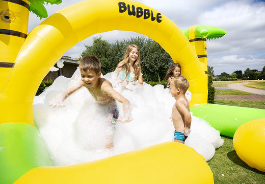 Castillo hinchable Bubble Park con una grúa de espuma en el tema de la jungla para niños. Compre castillos hinchables en línea en JB Hinchables España