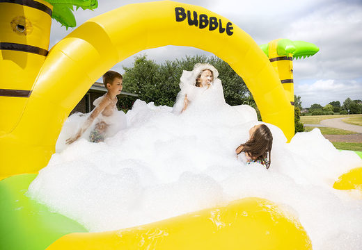 Compre un gran castillo hinchable de parque de burbujas abierto con grifo de espuma en el tema de la jungla para niños. Ordene castillos hinchables en JB Hinchables España