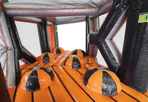 Compre una pista de obstáculos modular gigante inflable de 40 piezas Ball Hopper Corner para niños. Ordene carreras de obstáculos inflables en línea ahora en JB Hinchables España