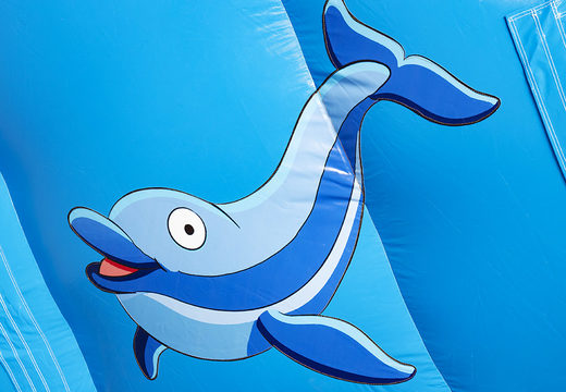Obtenga su tobogán inflable de delfines con los colores alegres, los objetos 3D y la divertida impresión en la pared lateral para los niños. Ordene toboganes inflables en JB Hinchables España