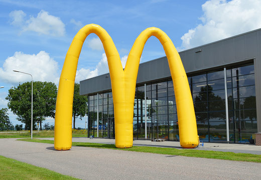 Arco de meta publicitario inflable de McDonald's hecho a medida para cualquier evento que se pueda comprar en JB Hinchables España; especialista en artículos publicitarios inflables como arcos de meta de acabado