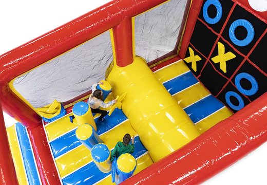 Ordene un castillo inflable con una carrera de obstáculos y un juego de tic tac toe para niños. Compre castillos inflables en línea en JB Hinchables España