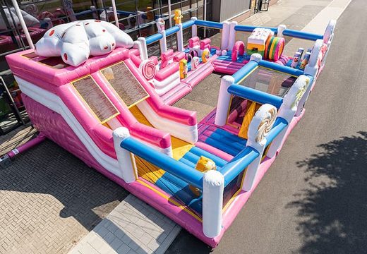 Castillo hinchable Candyworld con toboganes y divertidos obstáculos con estampados para niños. Compre castillos hinchables en línea en JB Hinchables España