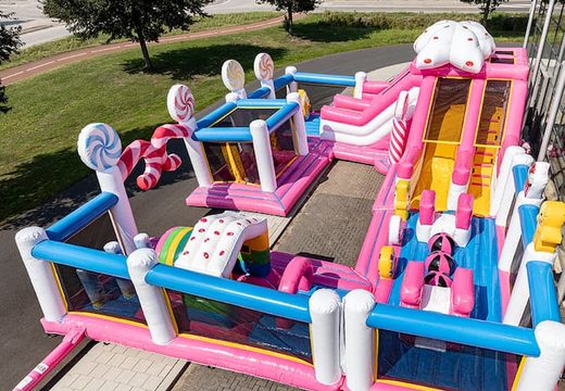 Ordene el castillo hinchable con el tema de Candyland con múltiples toboganes y todo tipo de obstáculos divertidos con estampados para niños. Compre castillos hinchables en línea en JB Hinchables España