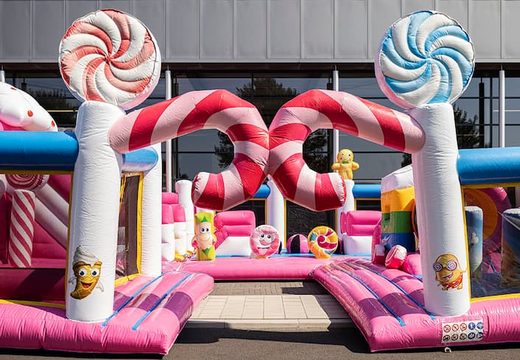 Bounce World Candyland castillo hinchable con múltiples toboganes y todo tipo de obstáculos divertidos con estampados de Candyland para niños. Compre castillos hinchables en línea en JB Hinchables España