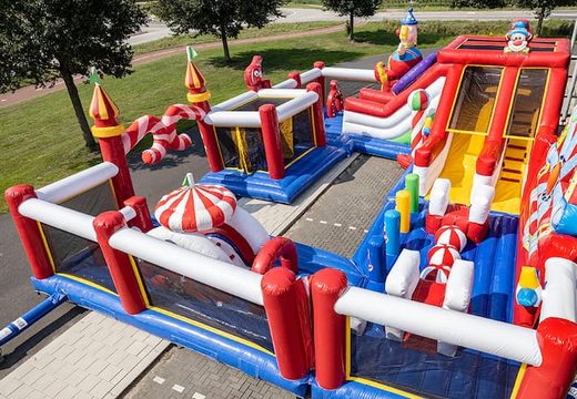Bounce World Circus castillo hinchable con múltiples toboganes y todo tipo de divertidos obstáculos con estampados circenses para niños. Compre castillos hinchables en línea en JB Hinchables España