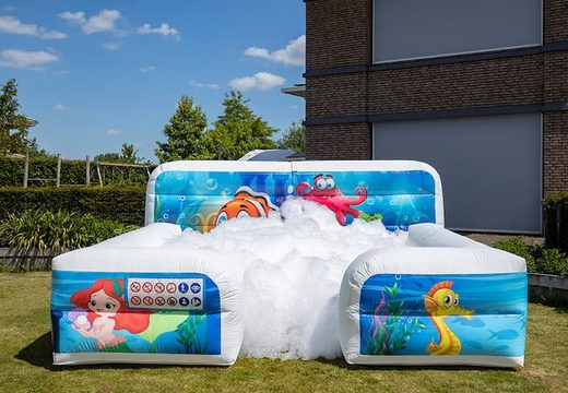 Castillo hinchable del parque de embarque de burbujas con una grúa de espuma en el tema Seaworld para niños. Compre castillos hinchables inflables en línea en JB Hinchables España