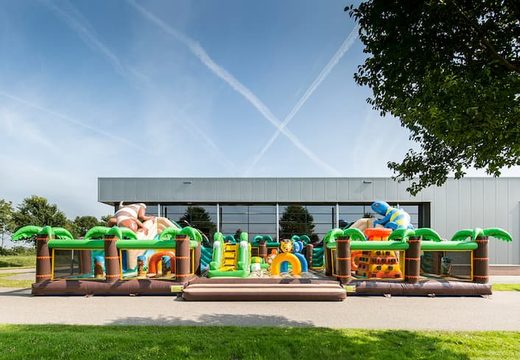 Parque castillo inflable de colores con temática selvática con toboganes, objetos 3D, túnel de arrastre y torre de escalada para niños. Compre castillos inflables en línea en JB Hinchables España