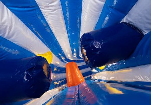 Túnel de rastreo inflable con temática de tiburones con obstáculos, usa una rampa de escalada y un tobogán para niños. Compre castillos hinchables en línea en JB Hinchables España