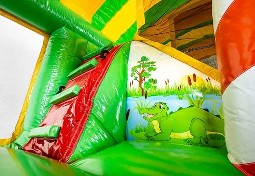 Compra el castillo hinchable Jungleworld con un diseño único con dos entradas, un tobogán en el medio y objetos 3D para niños. Ordene castillos hinchables en línea en JB Hinchables España
