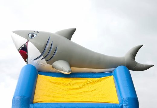 Ordene castillo inflable de tiburones estándar únicos con un objeto 3D en la parte superior para niños. Compre castillo inflable en línea en JB Hinchables España