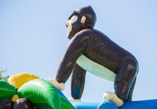 Compre un castillo inflable de la jungla estándar en colores llamativos con un gran objeto 3D de gorila en la parte superior para los niños. Ordene castillo inflable en línea en JB Hinchables España