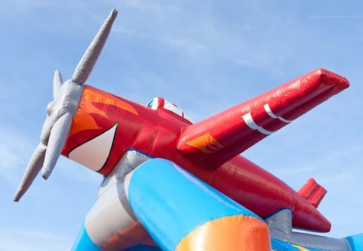Ordene una casa de rebote de avión estándar en colores llamativos con un gran objeto 3D para niños en la parte superior. Castillos hinchables en en línea para la venta en JB Hinchables España