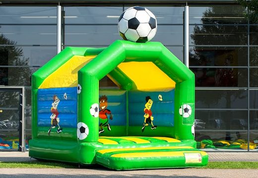 Ordene un castillo hinchable estándar en colores llamativos con un gran objeto de fútbol 3D para niños en la parte superior. Hinchables en venta online en JB Hinchables España
