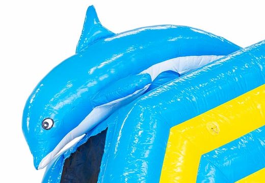Compre un castillo hinchable con tobogán de agua con un objeto 3D de un gran delfín en la parte superior en JB Hinchables España. Ordene castillos hinchables en línea en JB Hinchables España ahora