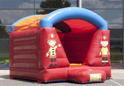 Ordene un castillo hinchable cubierto de rojo con un tema de bomberos para niños