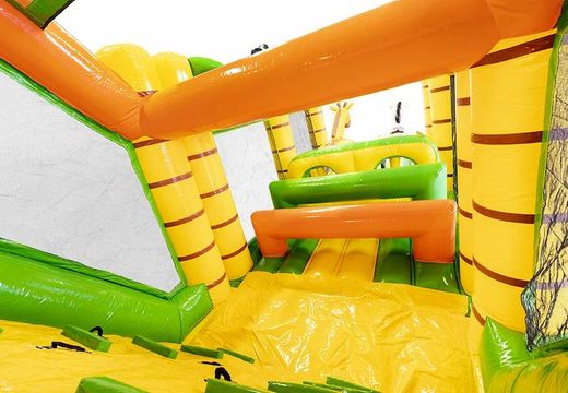 Solicite una gran carrera de obstáculos con colchón de aire en tema de safari con animales en 3D para niños