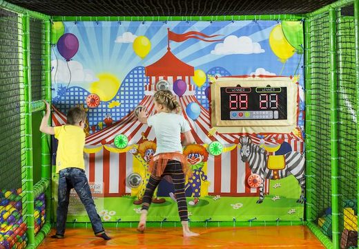 Compre una pared interactiva con un lugar con tema de circo en el frente de un parque infantil en Jb