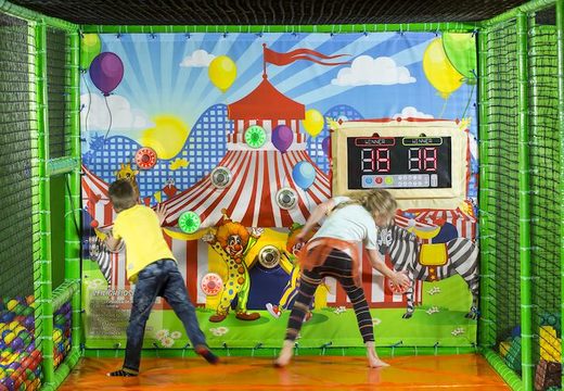 Pared interactiva con lugar temático de circo en el frente de un parque infantil a la venta en Jb