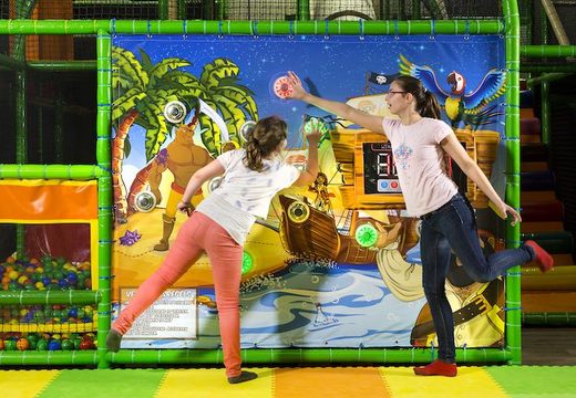 Pared con spots interactivos a la venta en un parque infantil con temática pirata para niños