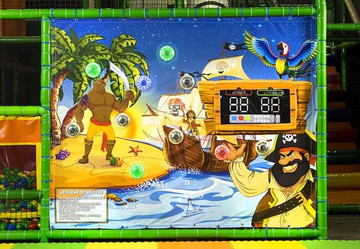 Ordene una pared con puntos interactivos para un parque infantil con un tema pirata para niños