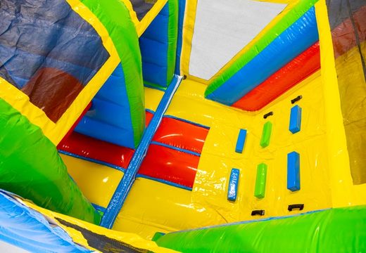 Castillo hinchable 13 metros larga en tema Cómic para niños. Compre pistas americanas inflables ahora en línea en JB Hinchables España
