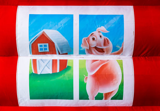 Cerdo en castillo hinchable en tema de granja