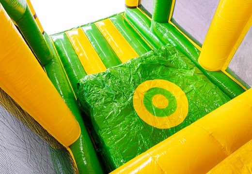 Colchón inflable verde para saltar circuito de obstáculos modular