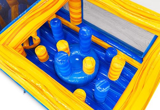 Pilares y agujero para arrastrarse en pista de obstáculos inflable amarilla y azul
